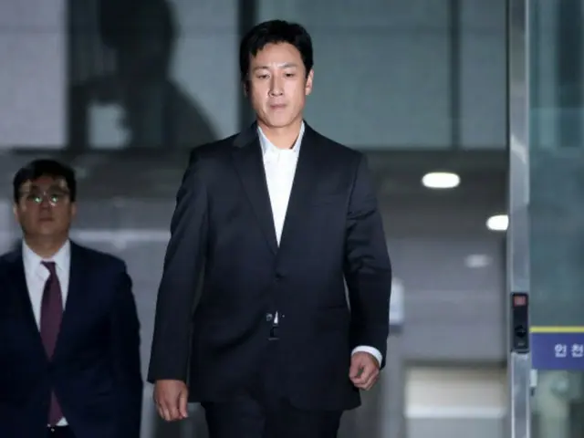 “薬物使用容疑”俳優イ・ソンギュン、約1時間の召喚調査を終了して帰宅