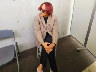FTISLAND's Lee HONG-KI shows off his rock star vibe with his red hair and sunglasses... "Concert rehearsals in the morning are tough"