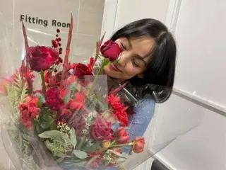 Lee Hyo Ri, recent shot from the first recording of the new program "Red Carpet"... Is it more elegant than a bouquet? smiling smile