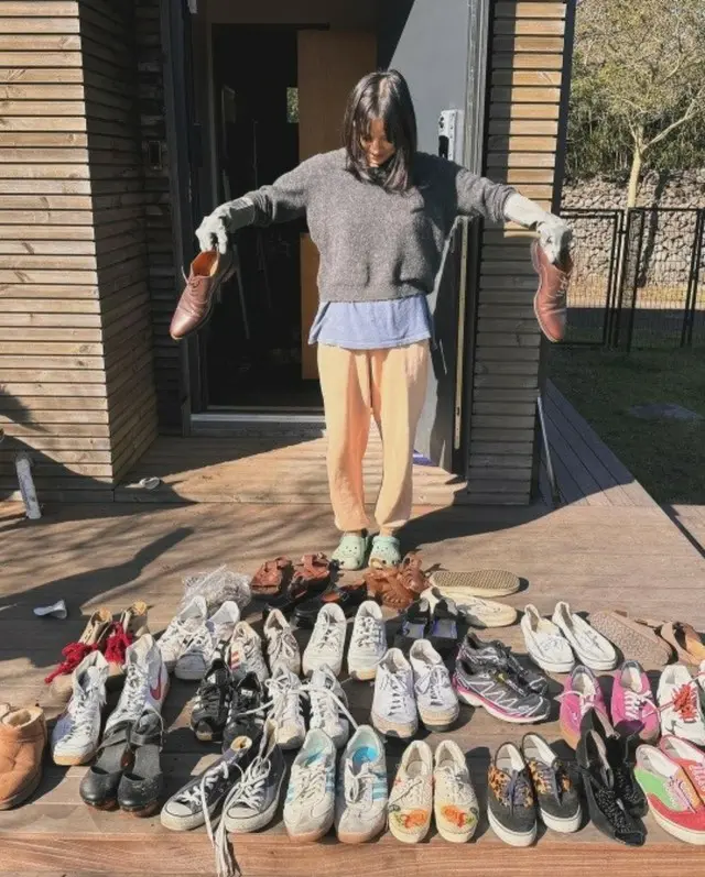 歌手イ・ヒョリが夫イ・サンスンと靴の整理をする姿を公開した。