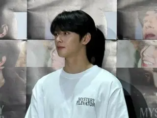 ``ASTRO'' Cha EUN WOO, why does he have a ``heavenly'' visual when he is only wearing a white T-shirt? The playful expression is also attractive