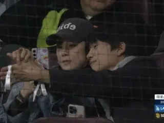 Jisung and Lee Bo Young couple caught on date watching the MLB opening game... Their "lovey-dovey" air caught on live camera