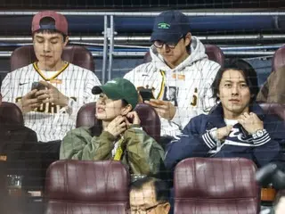 Hyun Bin and his wife, Gong Yoo and Lee Dong Wook, and Song Joong Ki and his wife also went on a "date at the baseball stadium"... 'Watching MLB games' all together.