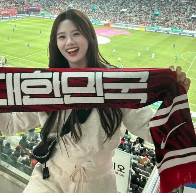 元サッカー韓国代表イ・ドングク娘ジェシさん、日常の中でもおしゃれなビジュアル…信じられない「16歳」