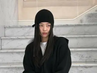 BLACKPINK's JENNIE is so cute when she eats ice cream while on the move