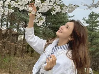 Actress Lee Da Hae goes on a cherry blossom viewing date with her husband SE7EN!?
