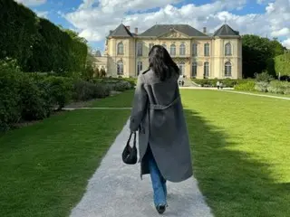 LISA self-certifies Paris museum date, was it taken by her billionaire boyfriend?