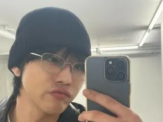 Ahn HyoSeop, a sweet boy who donated on Children's Day... mirror selfie is hip