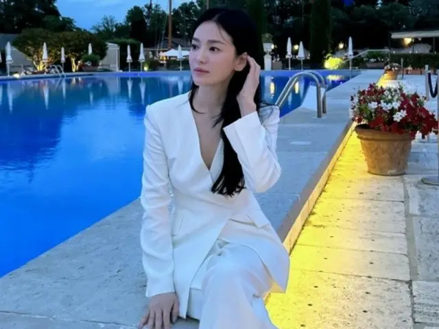Actress Song Hye Kyo is in tourist mode in Venice...but she looks so beautiful!