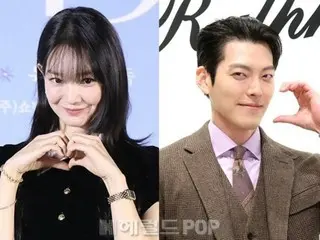 Actor Kim Woo Bin, who has been in a relationship for 10 years, and boyfriend waits for his girlfriend Shin Min A who is out shopping... They were spotted on a sweet date