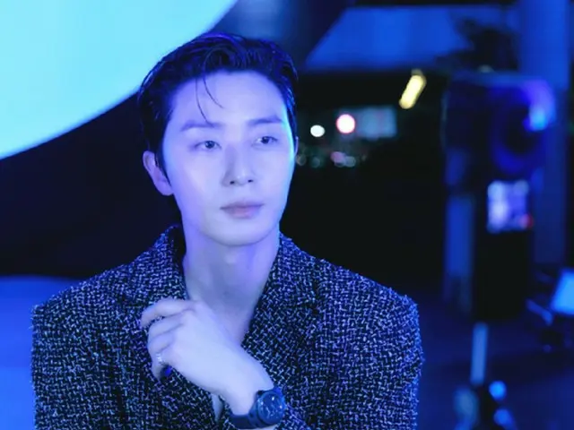 Park Seo Jun, behind-the-scenes photos also feature a classic charm