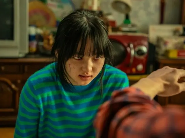 Choi YURI exudes lovely charm as a daughter who becomes a zombie in the movie "My Daughter Became a Zombie"