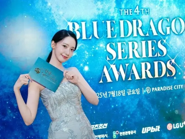 Yuna (Girls' Generation) is doing a great job as the MC for the Blue Dragon Series Awards this year as well... She's been getting praised for her visuals and her hosting skills