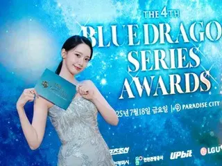 Yuna (Girls' Generation) is doing a great job as the MC for the Blue Dragon Series Awards this year as well... She's been getting praised for her visuals and her hosting skills