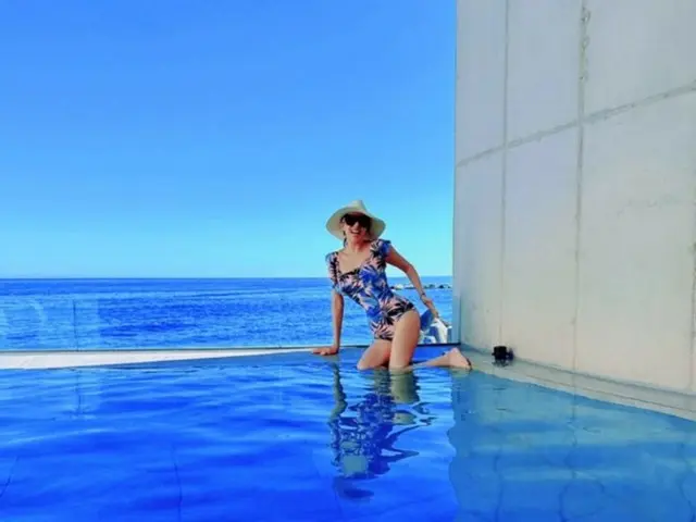 Singer Kim Wan-sung: Is it true that she has zero excess fat at 56 years old? ... She reveals her incredible swimsuit style