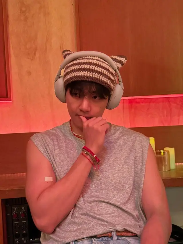 「BTS」V、可愛い顔とは正反対のたくましい腕