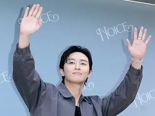 [Photo] Actor Park Seo Jun attends fashion brand pop store opening event... Greeting with both hands raised