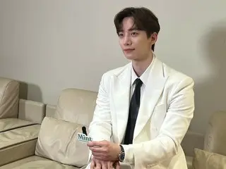 “2PM” JUNHO looks great in a white suit and asks, “Is this what a prince riding a white horse looks like?”