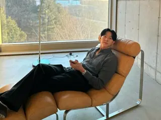"CNBLUE" Lee Jung Shin's legs are longer than a recliner chair