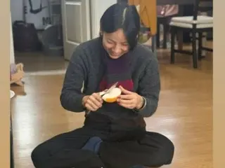 Singer Lee Hyo Ri celebrates Lunar New Year with a photo of her wife peeling fruit