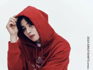 ``ASTRO'' Cha EUN WOO wears a red hoodie in a sexy way