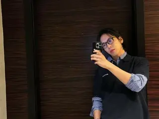 "CNBLUE" Jung Yong Hwa looks intelligent with black rimmed glasses... "2PM" Jun. K also comments (with video)