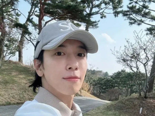 CNBLUE's Jung Yong Hwa enjoys golf with a refreshing smile