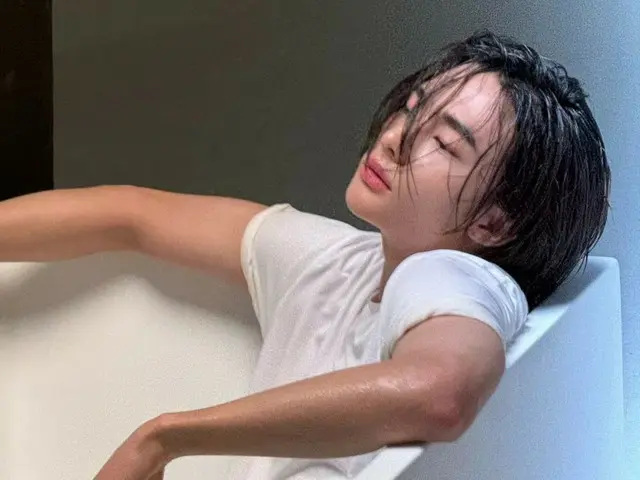 Stray Kids' Hyunjin reveals a cool shot of him soaking in a bathtub with wet hair