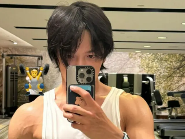 CNBLUE's Jung Yong Hwa shows off his masculinity with his muscular shoulders and arms