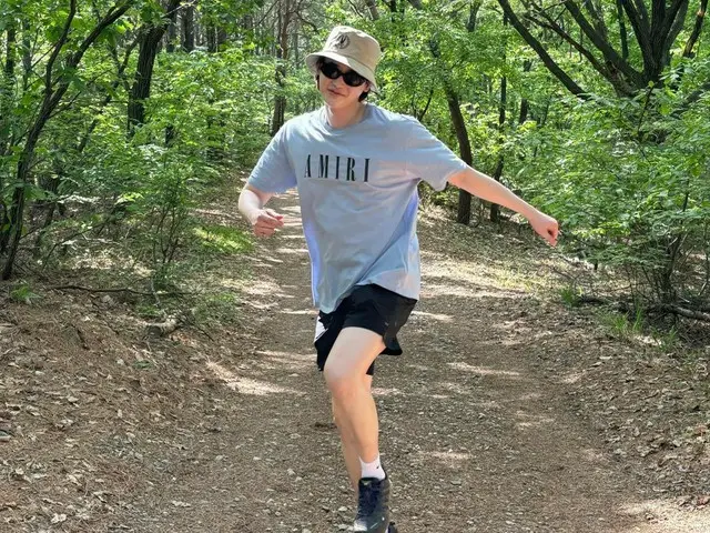 Actor Lee Jung-suk looks like a cute boy in shorts