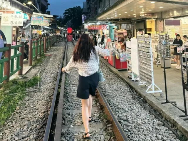 Park Shin Hye seems pleased with her brother's photography skills