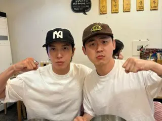 "CNBLUE" Jung Yong Hwa has a good time with "psickuniv" members... Cold noodles in a white T-shirt
