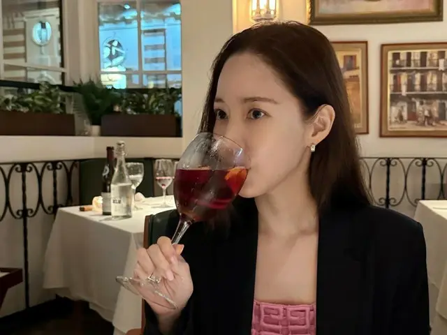 Actress Park Min Young's face is smaller than a wine glass... her small face visuals are proven once again