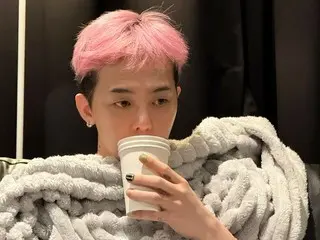 G-DRAGON (BIGBANG) looks great in pink fashion...natural and hip