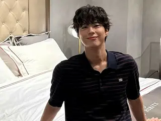 Actor Park BoGum smiles sweetly while sitting on a bed... Behind the scenes of the commercial revealed