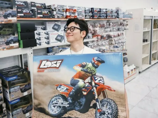 Ji Chang Wook's innocent smile...like a child who receives a toy! (Video included)