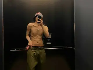 G-DRAGON (BIGBANG) shows off his ripped abs and square shoulders... showing off his unexpected charm