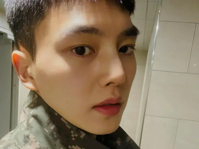 Actor Song Kang updates his Instagram for the first time in a year and a half... His military uniform looks amazing too