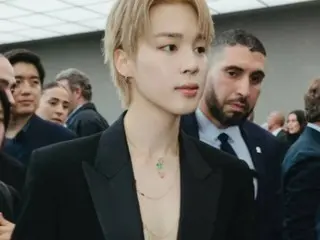 BTS' JIMIN exudes sexy charm in black and gold... Dominates Dior Paris Collection