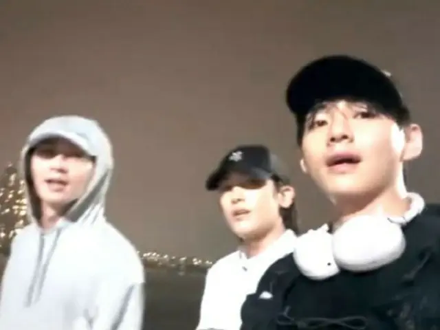 BTS' V takes a walk along the Han River in the rain with actors Park Seo Jun and Park Hyung Sik... The friendship of the "Wooga family" is heartwarming