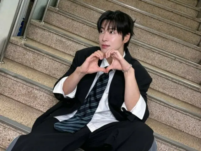 TVXQ's Yunho (U-KNOW) shows great style down to the tips of his hair...heart greeting on the stairs of "Music Bank"