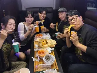 Actress Song Ye-jin and her co-stars from the movie "It Can't Be Helped" hold a tteokbokki party after the final stage greeting.