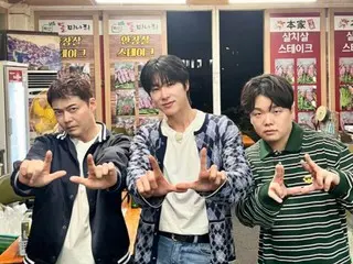TVXQ's Yunho (U-KNOW) takes a perfect photo with Jun Hyun Moo and Kwak Jun Bin... Appearing in "Jun Hyun Moo Plan 3"