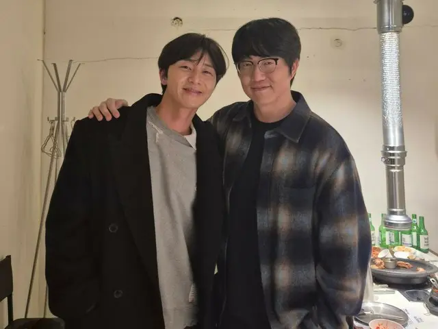 Singer Sung Si Kyung sings OST for "Tomorrow Will Be Different" at the request of actor Park Seo Jun... Photo of the two of them revealed