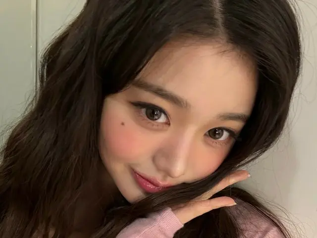 IVE's Jang Won Young reveals behind-the-scenes footage from his cosmetics commercial shoot... Gorgeous pink styling