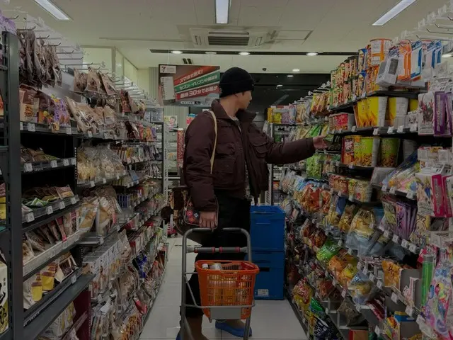 SHINee's KEY shopping with a cart at a Japanese convenience store is a hot topic