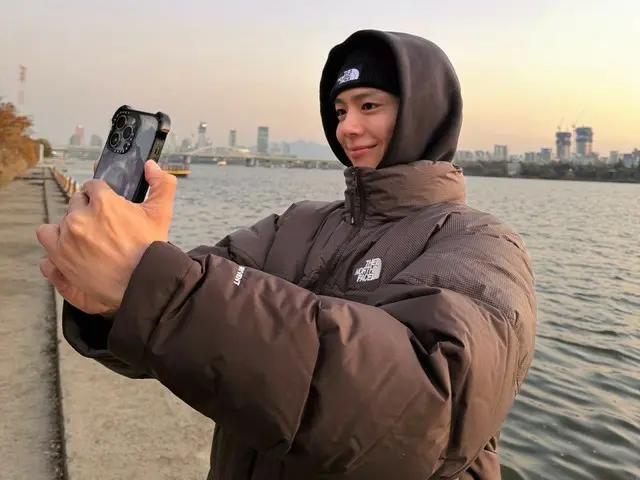 Actor Park Bo-Gum reveals himself at the "The North Feis" commercial shoot... His nose is red from the cold, but his visuals are perfect