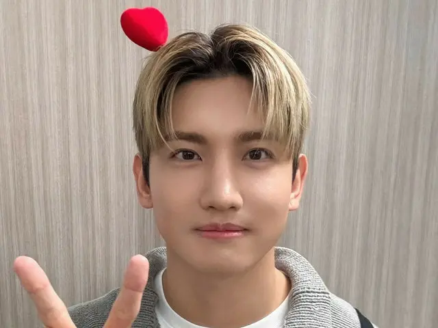 "TVXQ" Changmin, cute peace sign with a heart on his head
