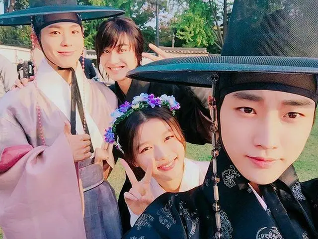 ”B1A4” Jin Young, updated SNS. Actor Park BoGum et al. Published a photo with TVseries ”Moonlight by