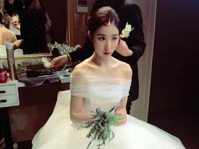 Actress Shin Se Gyeong, released a photo of her in a beautiful wedding dress.
